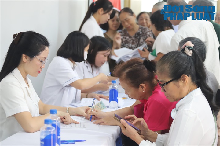 Người cao tuổi phấn khởi khi được khám sức khỏe gần nhà. Ảnh: Lê Liên