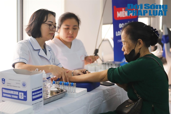 Người cao tuổi được đo huyết áp, xét nghiệm máu,....Ảnh: Lê Liên