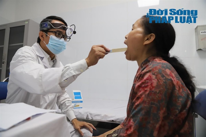Việc khám sức khỏe ngay tại y tế cơ sở giúp người dân, đặc biệt là người cao tuổi tầm soát được một số bệnh ở giai đoạn sớm. Ảnh: Lê Liên