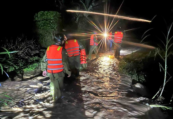 Các lực lượng tìm kiếm nạn nhân bị lũ cuốn trôi trong đêm tại Lâm Đồng. Ảnh: Trần Thăng/Lao động