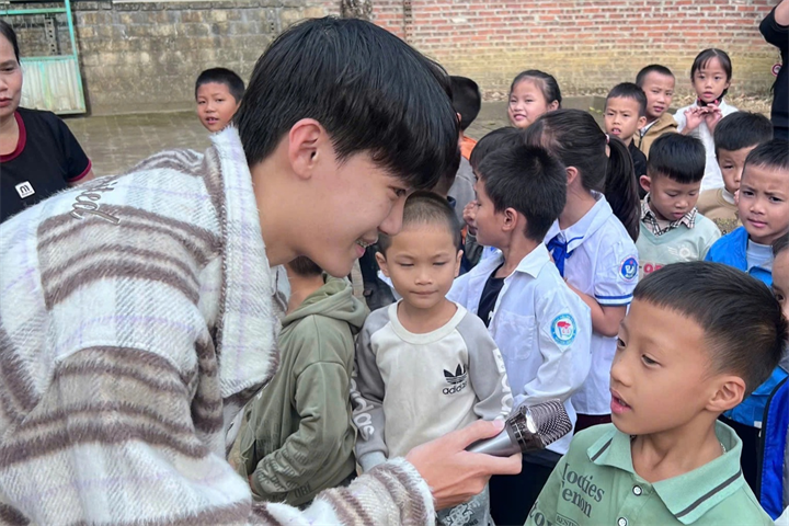 Nguyễn Hoàng Lâm trong một trải nghiệm thực tế ở vùng cao. Ảnh: Hoàng Lâm/Dân trí