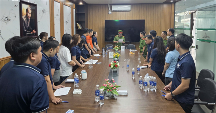Lực lượng chức năng thi hành lệnh khám xét tại Công ty TNHH Công nghệ Môi trường Đất Việt. (Ảnh: Công an Bắc Ninh)
