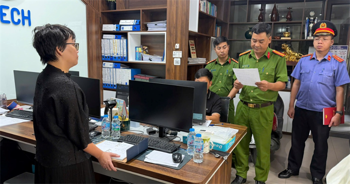 Lực lượng chức năng thi hành lệnh khám xét tại Công ty TNHH Dịch vụ Tư vấn Công nghệ Môi trường ETECH. (Ảnh: Công an Bắc Ninh)