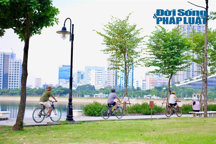 Không chỉ ghi điểm bởi sắc hoa quyến rũ, thời gian gần đây, toàn bộ không gian công viên từ hệ thống đường dạo bộ, khu vui chơi đến các sân tập thể thao đều được nâng cấp, tu bổ khang trang và sạch đẹp hơn.