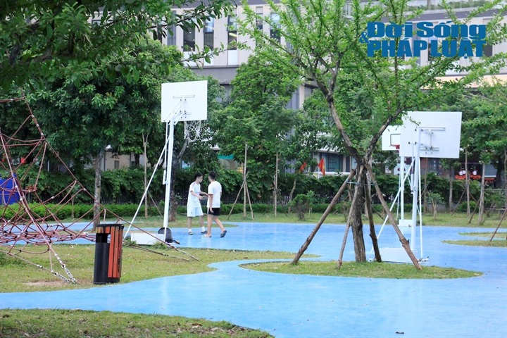 Trong bầu không khí trong lành, ngập tràn sắc xanh, người dân khu vực lân cận có thể thoải mái chạy bộ, đạp xe hay tham gia các hoạt động thể chất ngoài trời.