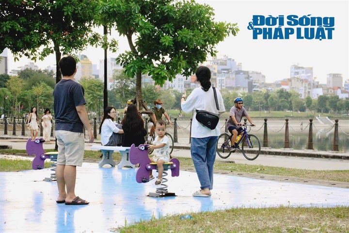 Với diện mạo ngày một khang trang, ngập tràn sắc hoa rực rỡ bên mặt hồ lộng gió, Công viên An Hòa không chỉ là một điểm đến giải trí đơn thuần. Nơi đây đang trở thành một khoảng không gian xanh quý giá để những người trẻ, các gia đình và người dân Thủ đô tìm đến thư giãn, tái tạo năng lượng và tận hưởng những nhịp sống chậm lại đầy bình yên.