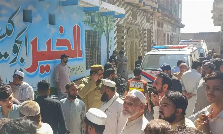 Cha mẹ và người dân tập trung gần xe cứu thương sau vụ sập mái trường học ở Peshawar, Pakistan vào ngày 15/10. (Ảnh: Reuters)
