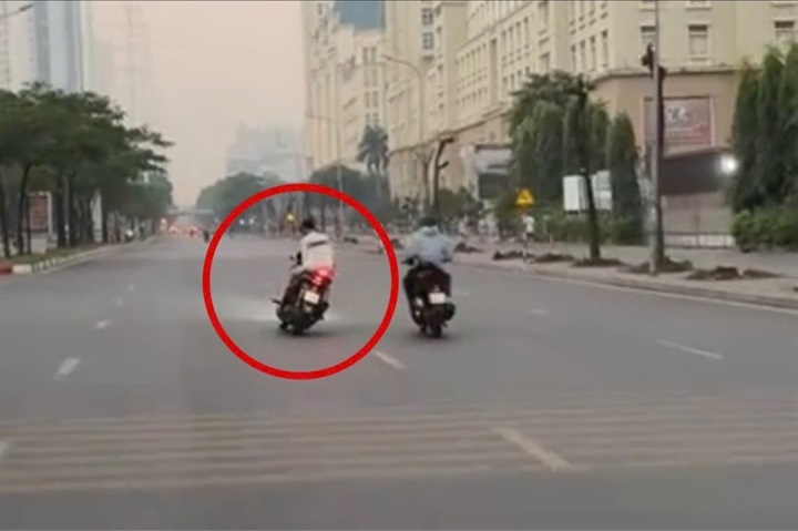 Hình ảnh 2 thiếu nữ điều khiển xe lạng lách trên đường.