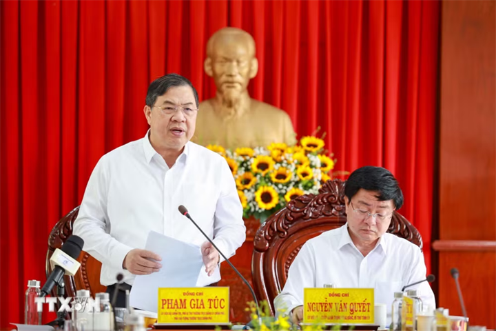 Phó Thủ tướng Chính phủ Phạm Gia Túc trao đổi về các giải pháp thúc đẩy tăng trưởng kinh tế, đầu tư công và phát triển hạ tầng giao thông. (Ảnh: Giang Phương/TTXVN)