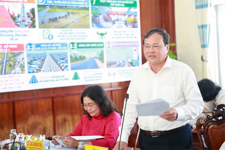 Chủ tịch Ủy ban Nhân dân tỉnh Tây Ninh Lê Văn Hẳn báo cáo tình hình phát triển kinh tế-xã hội của địa phương tại buổi làm việc với Đoàn công tác Trung ương. (Ảnh: Giang Phương/TTXVN)