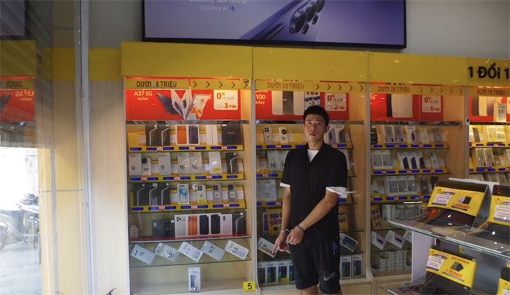 Đối tượng Lã Hoàng Sơn đập vỡ 2 tủ kính để lấy điện thoại. Ảnh: Công an tỉnh Thái Nguyên