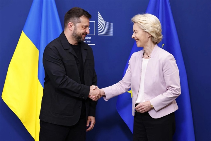 Chủ tịch Ủy ban châu Âu Ursula Von der Leyen (phải) bắt tay Tổng thống Ukraine Volodymyr Zelensky trước cuộc gặp tại Ủy ban châu Âu ở Brussels, ngày 17/8/2025. (Ảnh: Simon Wohlfahrt / AFP)