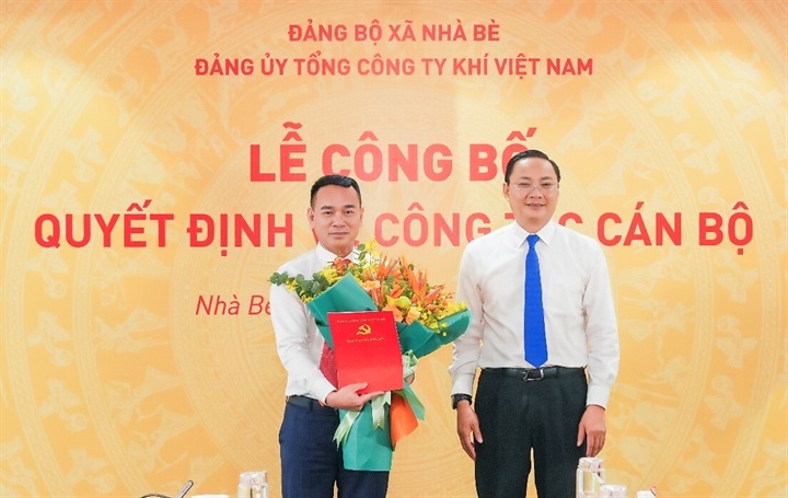 Đồng chí Phan Ngọc Phúc – Bí thư Đảng ủy, Chủ tịch HĐND xã Nhà Bè trao Quyết định chỉ định giữ chức Phó Bí thư Đảng ủy PV GAS nhiệm kỳ 2025 – 2030 và tặng hoa chúc mừng đồng chí Dương Trí Hội. Nguồn ảnh PV GAS