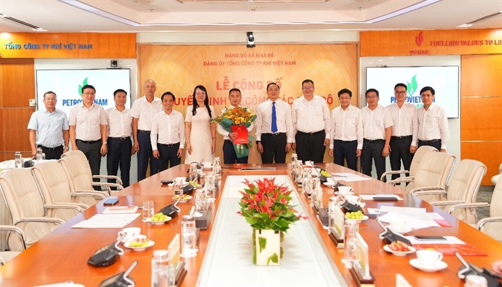 Các đại biểu tham dự chụp ảnh lưu niệm cùng đồng chí Dương Trí Hội - Phó Bí thư Đảng ủy, Tổng Giám đốc PV GAS. Nguồn ảnh PV GAS