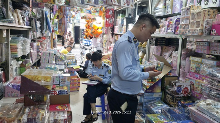 Đội Quản lý thị trường số 2 kiểm tra hàng hóa tại cửa hàng kinh doanh đồ chơi trẻ em trên phố Đồng Xuân, phường Hoàn Kiếm, Hà Nội. Ảnh: QLTTHN