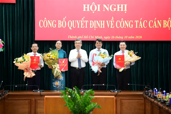 Ông Nguyễn Phước Lộc - Ủy viên Trung ương Đảng, Phó Bí thư Thành ủy, Chủ tịch Ủy ban MTTQ Việt Nam TP.HCM - trao quyết định cho ông Bùi Thanh Nhân (thứ 2 từ phải qua) và các cán bộ. Ảnh: Quang Định/Dân Trí