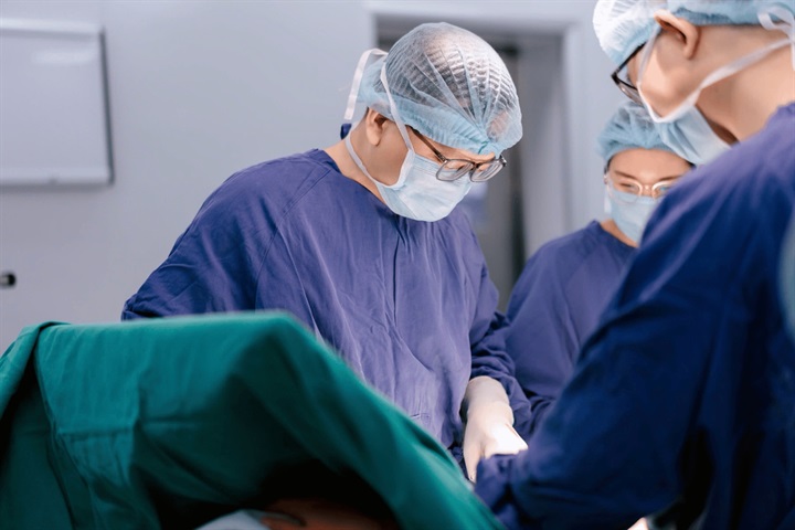 Kinh nghiệm xử trí những ca mổ lấy thai phức tạp như rau tiền đạo, rau cài răng lược góp phần bồi đắp bản lĩnh của TS.BS Trần Mạnh Linh trong phòng mổ. (Ảnh: Vinmec)