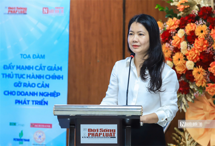 Bà Ngô Thị Tuyết - Phó Vụ trưởng Vụ Pháp chế, Bộ Nông nghiệp và Môi trường trình bày tham luận tại toạ đàm (Ảnh: Hữu Thắng).