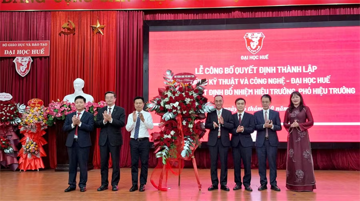 GS.TS Lê Quân, Thứ trưởng Bộ GD&ĐT (thứ 3 từ trái sang) đại diện Bộ GD&ĐT tặng hoa chúc mừng Trường Kỹ thuật và Công nghệ - Đại học Huế. Ảnh: Giáo dục & Thời đại