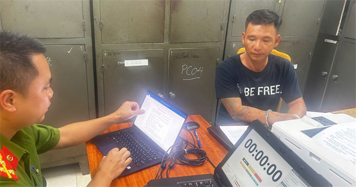 Đối tượng Đỗ Văn Cường khai nhận toàn bộ nội dung sự việc tại Cơ quan điều tra. (Ảnh: Công an Phú Thọ)