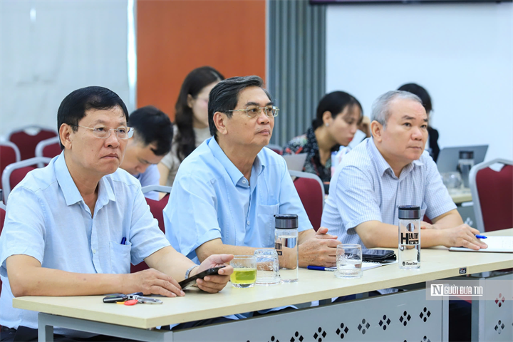 Phó Chủ tịch Hội Luật gia Việt Nam Nguyễn Hữu Chính (ngoài cùng bên trái) cùng các đồng chí là Ủy viên Ban Thường vụ, Ban Chấp hành, cán bộ, đảng viên tham dự trực tuyến tại điểm cầu Đảng ủy Trung ương Hội Luật gia Việt Nam (Ảnh: Hữu Thắng).
