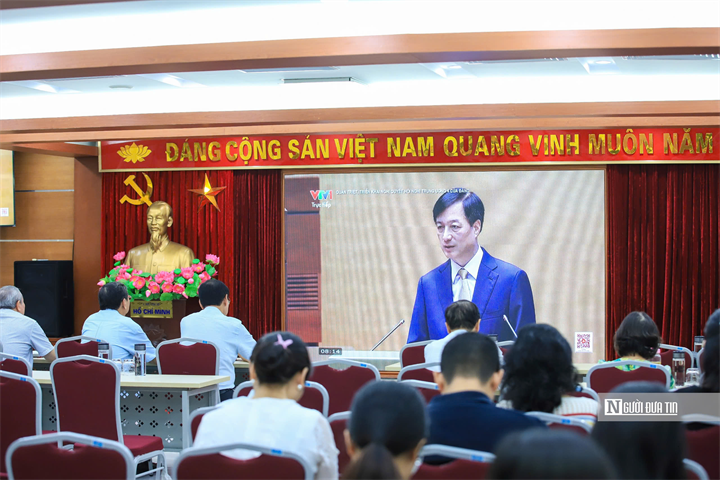 Cán bộ, đảng viên tham dự trực tuyến tại điểm cầu Đảng ủy Trung ương Hội Luật gia Việt Nam (Ảnh: Hữu Thắng).