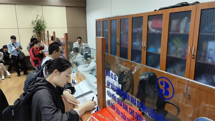 Các văn phòng đăng ký đất đai của Hà Nội huy động mọi nguồn lực để hoàn thành cơ sở dữ liệu đất đai. Ảnh: Quang Phong/Báo Tin tức và Dân tộc