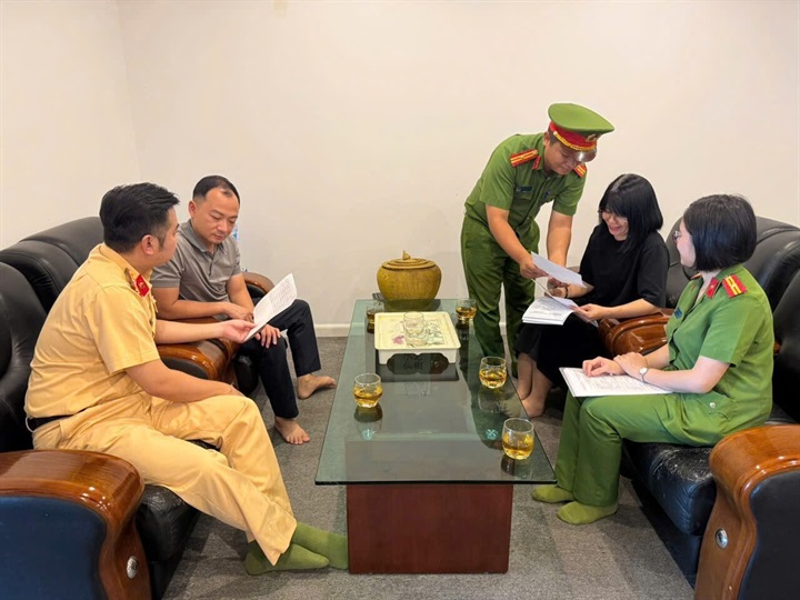 Công an phường Hà Đông và CSGT triển khai hướng dẫn các doanh nghiệp khai báo.