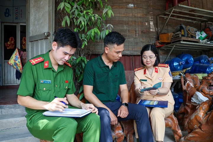 Công an xã làm việc với chủ phương tiện hết hạn đăng kiểm.