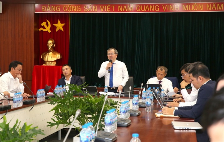 Ông Khương Lê Thành - Thành viên HĐQT BSR cùng các thành viên HĐQT, Ban Tổng Giám đốc chủ trì và trả lời các câu hỏi của các nhà đầu tư, quỹ đầu tư và công ty chứng khoán. Nguồn ảnh BSR