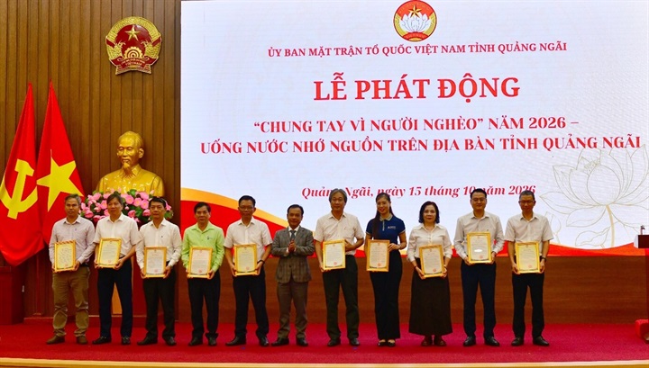 Lãnh đạo tỉnh Quảng Ngãi trao thư cảm ơn các tổ chức, cá nhân đã ủng hộ Quỹ “Vì người nghèo” tỉnh Quảng Ngãi