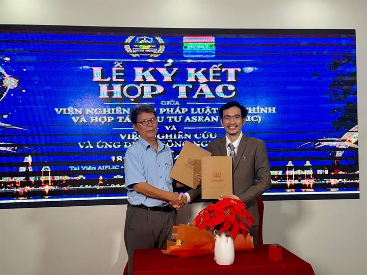 Đại diện hai viện trao biên bản hợp tác, hướng tới phối hợp đào tạo, nghiên cứu và tư vấn.