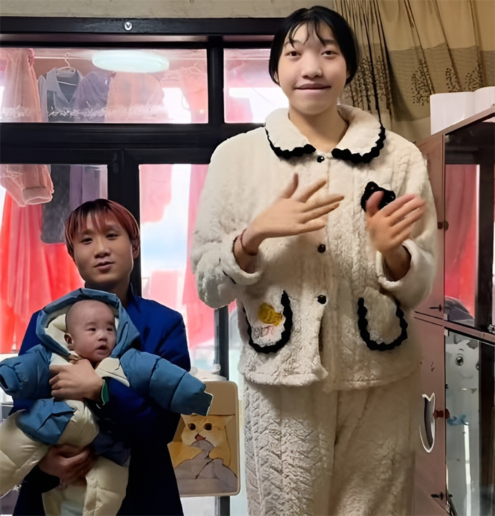 Xiaoyue được chẩn đoán mắc bệnh khổng lồ, một chứng rối loạn nội tiết hiếm gặp do tuyến yên tiết ra quá nhiều hormone tăng trưởng. Ảnh: Ngôi sao