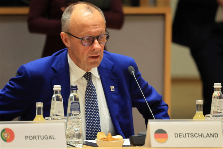 Thủ tướng Đức Friedrich Merz chuẩn bị tham gia cuộc họp bàn tròn trong khuôn khổ Hội nghị thượng đỉnh Liên minh châu Âu tại trụ sở EU ở Brussels vào ngày 15/10/2026. (Ảnh:  Ludovic MARIN/AFP)