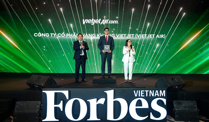 Giám đốc P. Tài chính Vietjet Nguyễn An Phú, đại diện Vietjet, nhận kỷ niệm chương vinh danh Top 50 Doanh nghiệp dẫn đầu về ESG năm 2026. Nguồn ảnh Vietjet