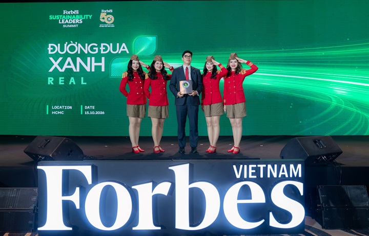 Giám đốc P. Tài chính Vietjet Nguyễn An Phú, đại diện Vietjet, nhận kỷ niệm chương vinh danh Top 50 Doanh nghiệp dẫn đầu về ESG năm 2026. Nguồn ảnh Vietjet