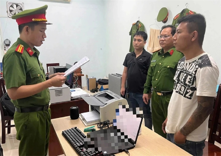 Huỳnh Văn Minh Nhựt (bên phải) bị khởi tố, bắt tạm giam để điều tra về hành vi gây rối trật tự công cộng. ẢNH: CTV/ Theo báo Thanh niên.