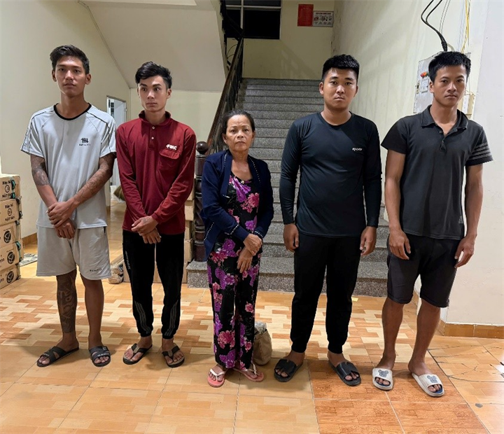 Các bị can: Nguyễn Văn Mạnh, Trần Thành Đồng, Nguyễn Thị Sương, Trần Trọng Nghĩa, Phạm Ngọc Hoài (từ trái sang phải). Ảnh: Công an tỉnh An Giang