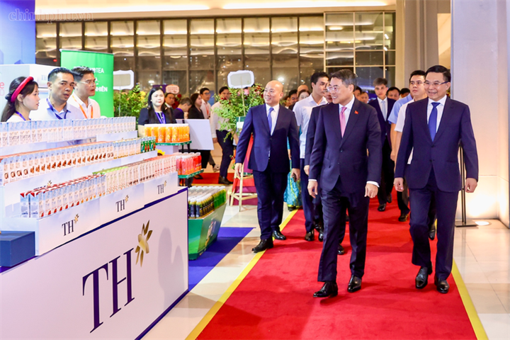 Thủ tướng Lê Minh Hưng tham quan gian hàng trưng bày tại buổi lễ - Ảnh: chinhphu.vn/Nhật Bắc