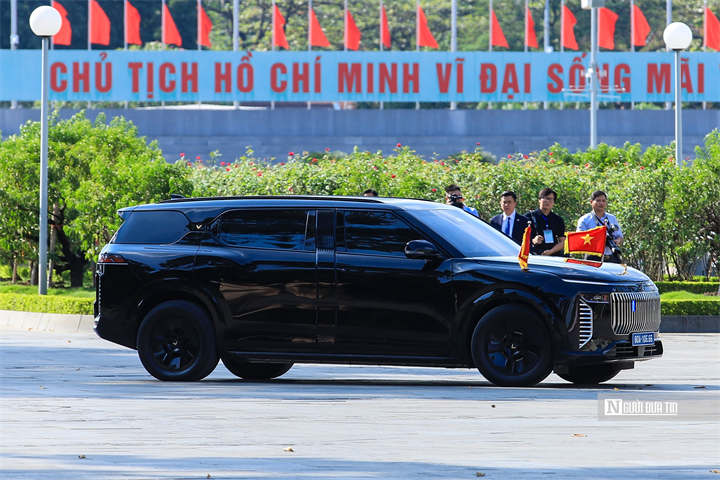 Xe chở Tổng thống Liên bang Thụy Sĩ Guy Parmelin và Phu nhân Caroline Parmelin tới Nhà Quốc hội.