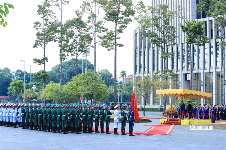 Tổng Bí thư, Chủ tịch nước Tô Lâm cùng Tổng thống Liên bang Thụy Sĩ Guy Parmelin bước lên bục danh dự. Quân nhạc cử Quốc thiều hai nước.