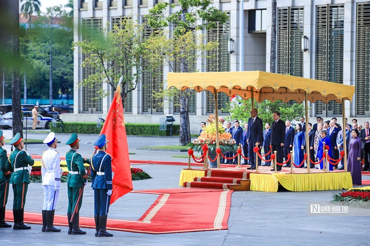 Sau khi nghe Quốc thiều hai nước, Tổng Bí thư, Chủ tịch nước Tô Lâm và Tổng thống Guy Parmelin rời bục danh dự, bước tới cúi chào Quân kỳ và duyệt Đội Danh dự Quân đội nhân dân Việt Nam.