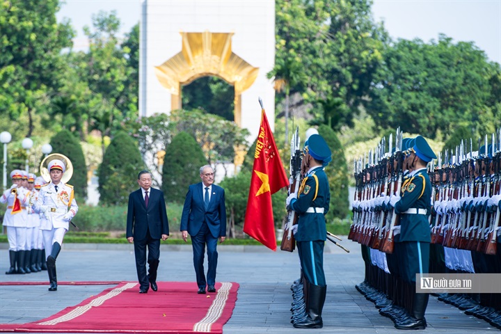 Tổng Bí thư, Chủ tịch nước Tô Lâm và Tổng thống Guy Parmelin duyệt Đội danh dự Quân đội nhân dân Việt Nam.