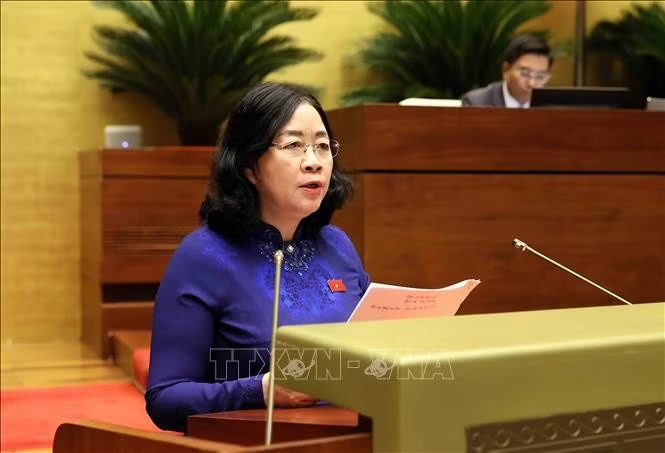 Chủ tịch Ủy ban Trung ương Mặt trận Tổ quốc Việt Nam Bùi Thị Minh Hoài trình bày Báo cáo tổng hợp ý kiến, kiến nghị của cử tri và Nhân dân gửi đến Kỳ họp thứ hai, Quốc hội khóa XVI. Ảnh: An Đăng/TTXVN