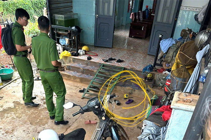 Lực lượng chức năng khám nghiệm hiện trường. Ảnh: Báo Lâm Đồng