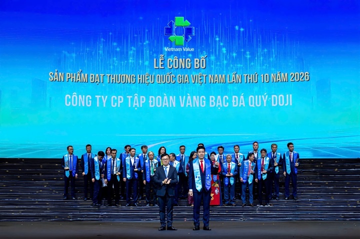 Đại diện DOJI nhận biểu trưng Thương hiệu Quốc gia Việt Nam 2026, ghi dấu 16 năm liên tiếp được vinh danh.