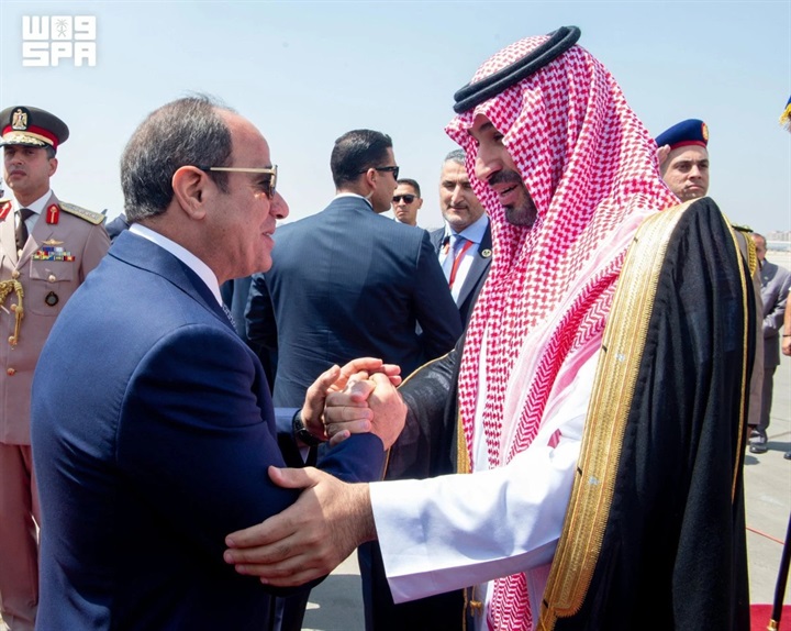 Ảnh do Hãng thông tấn Saudi Arabia (SPA) cung cấp ngày 15/9/2026, cho thấy Tổng thống Ai Cập Abdel Fattah al-Sisi (trái) bắt tay Thái tử Mohammed bin Salman trong lễ đón tại sân bay quốc tế Cairo ngày 15/9/2026. (Nguồn: AFP)
