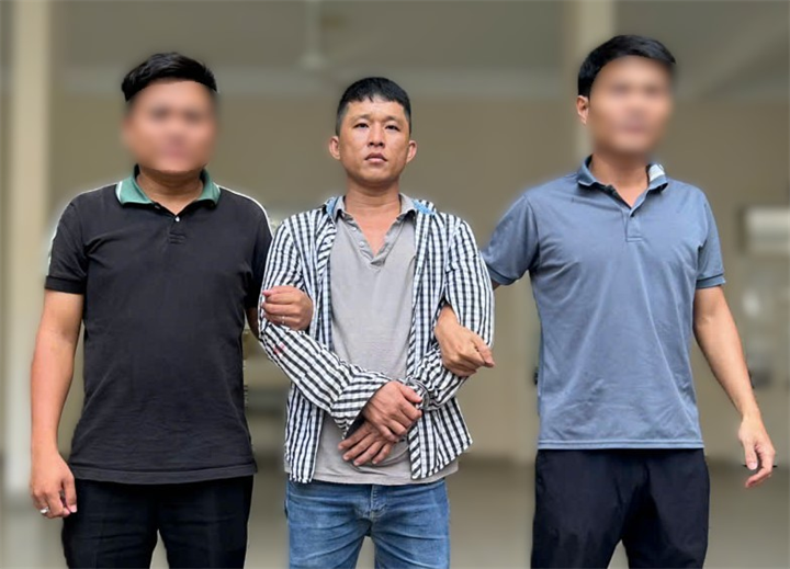 Đồn Công an KCN Biên Hòa đưa Vũ về trụ sở đấu tranh, làm rõ. Ảnh: Công an thành phố Đồng Nai.