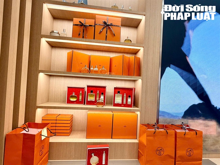 Khách hàng tham khảo các sản phẩm tại gian hàng Hermès để lựa chọn quà tặng cho người thân dịp 20/10.