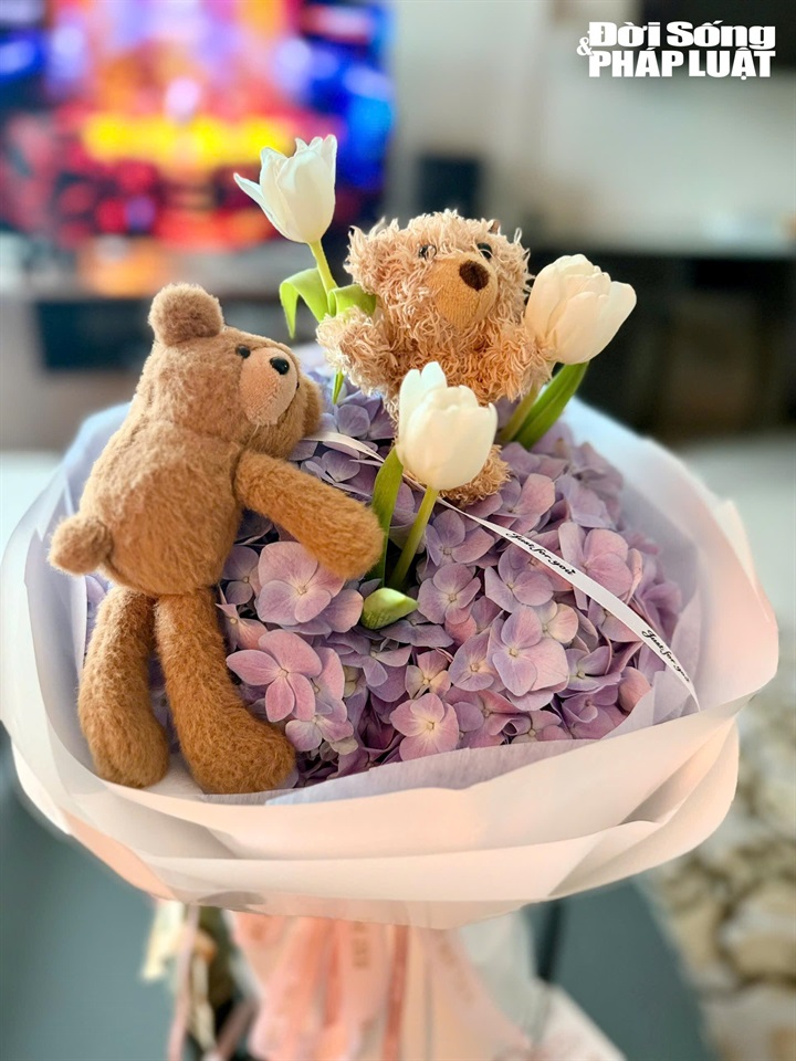 Những bó hoa có giá từ hơn một triệu đồng đến vài triệu đồng được khách hàng lựa chọn làm quà tặng 20/10.